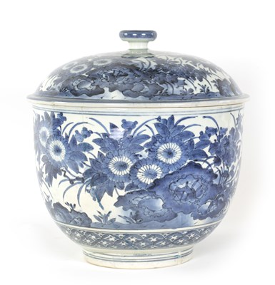 Lot 199 - AN 18TH CENTURY JAPANESE LARGE BLUE AND WHITE PORCELAIN LIDDED BOWL
