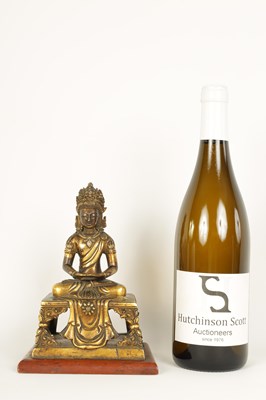 Lot 203 - AN EARLY GILT BRONZE TIBETAN BUDDHA DEPICTING AKSHOBHYA