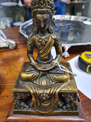 Lot 203 - AN EARLY GILT BRONZE TIBETAN BUDDHA DEPICTING AKSHOBHYA