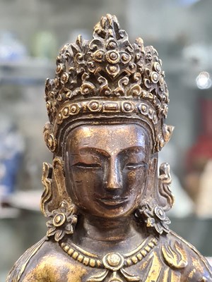Lot 203 - AN EARLY GILT BRONZE TIBETAN BUDDHA DEPICTING AKSHOBHYA