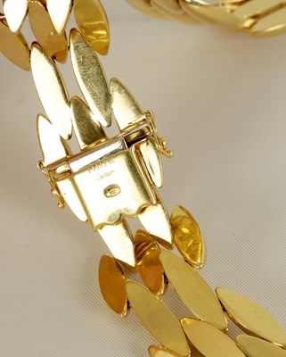Lot 252 - CARTIER. A LADIES 18CT YELLOW GOLD GENTIANE CHOKER NECKLACE
