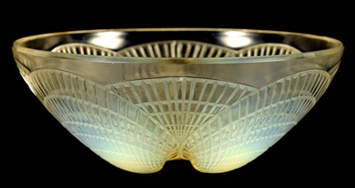 Lot 8 - A RENE LALIQUE OPALESCENT GLASS 'COQUILLE' BOWL
