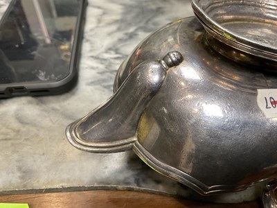 Lot 329 - AN IMPORTANT AND RARE PAIR OF GEORGE I CAST SILVER DOUBLE LIPPED SAUCE BOATS BY PIERRE PLATEL DATED 1717