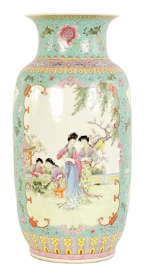 Lot 143 - A CHINESE REPUBLIC FAMILLE ROSE PORCELAIN VASE