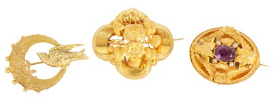 Lot 235 - A COLLECTION OF THREE GOLD BROOCHES