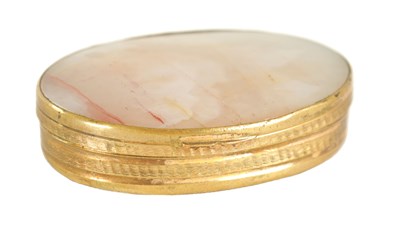 Lot 228 - AN EARLY 19TH CENTURY AGATE AND GILT BRASS PILL BOX