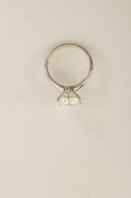 Lot 254 - A VERY FINE 18K WHITE GOLD 3CT SOLITAIRE DIAMOND RING