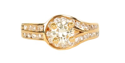 Lot 243 - AN 18CT GOLD THIRTY STONE DIAMOND SET SOLITAIRE CLUSTER RING