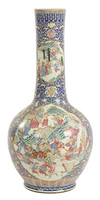 Lot 222 - A GOOD LATE 18TH/EARLY 19TH CENTURY CHINESE PORCELAIN FLOOR STANDING BOTTLE SHAPED VASE