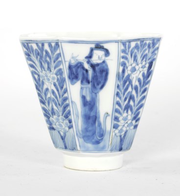 Lot 90 - AN 18TH CENTURY CHINESE BLUE AND WHITE PORCELAIN WINE CUP