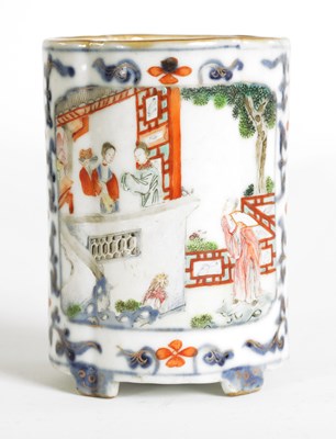Lot 128 - AN EARLY 18TH CENTURY CHINESE PORCELAIN SPILL VASE