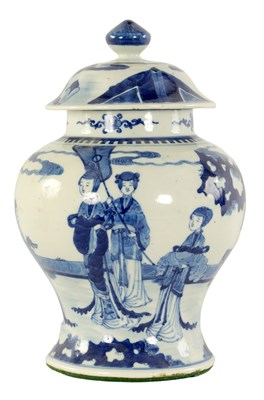 Lot 130 - AN EARLY 19TH CENTURY CHINESE BLUE AND WHITE BALUSTER VASE AND COVER