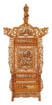 Lot 179 - AN EARLY 20TH CENTURY CHINESE LACQUERED AND GILT CARVED FIRE SCREEN
