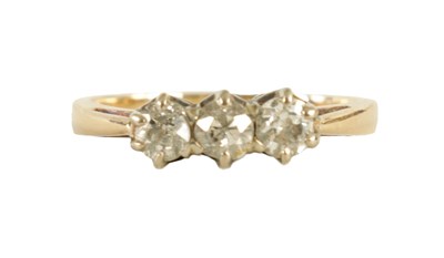 Lot 240 - A LADIES 9CT YELLOW GOLD THREE STONE DIAMOND RING