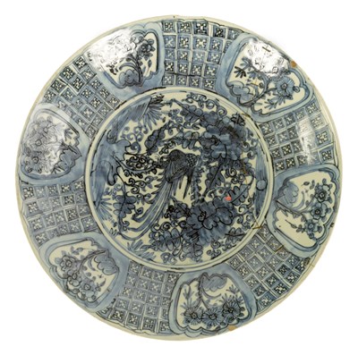 Lot 78 - A MING DYNASTY BLUE AND WHITE CHINESE LARGE DISH