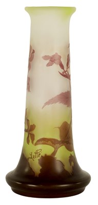 Lot 11 - EMILE GALLE.  AN EARLY 20TH CENTURY CAMEO GLASS TAPERING FOOTED VASE