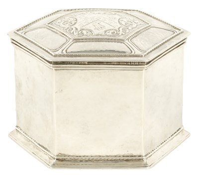 Lot 323 - OMAR RAMSDEN & ALWYN CARR. AN EARLY 20TH CENTURY LARGE HEXAGONAL SILVER CASKET