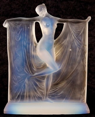 Lot 25 - R LALIQUE, AN OPALESCENT SUZANNE STATUETTE...