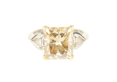 Lot 230 - A LADIES 18CT GOLD  6.02ct PRINCESS CUT SOLITAIRE CHAMPAGNE DIAMOND RING