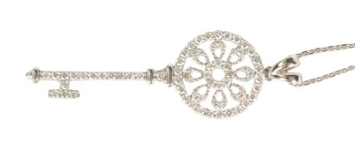 Lot 246 - AN 18CT WHITE GOLD DIAMOND ENCRUSTED KEY PENDANT AND CHAIN NECKLACE
