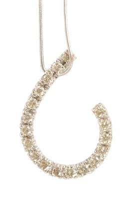 Lot 223 - AN 18CT WHITE GOLD AND DIAMOND PENDANT ON A 14CT WHITE GOLD CHAIN NECKLACE