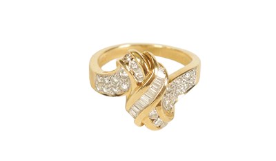 Lot 238 - A LADIES 14CT YELLOW GOLD DIAMOND KNOT RING