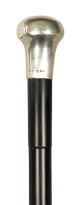 Lot 352 - AN EARLY 20TH CENTURY EBONISED SILVER TOPPED DAGGER STICK