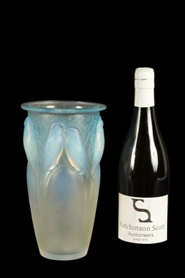 Lot 15 - AN R LALIQUE FRANCE OPALESCENT AND BLUE STAINED GLASS “CEYLAN” VASE