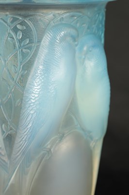 Lot 15 - AN R LALIQUE FRANCE OPALESCENT AND BLUE STAINED GLASS “CEYLAN” VASE