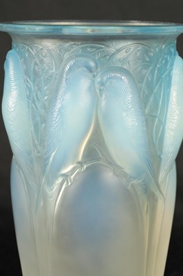 Lot 15 - AN R LALIQUE FRANCE OPALESCENT AND BLUE STAINED GLASS “CEYLAN” VASE