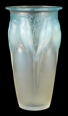Lot 15 - AN R LALIQUE FRANCE OPALESCENT AND BLUE STAINED GLASS “CEYLAN” VASE
