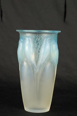 Lot 15 - AN R LALIQUE FRANCE OPALESCENT AND BLUE STAINED GLASS “CEYLAN” VASE