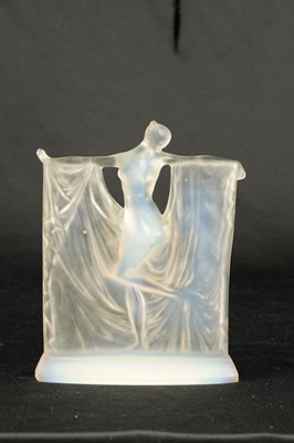 Lot 16 - AN R LALIQUE FRANCE OPALESCENT GLASS ‘SUZANNE’ STATUETTE