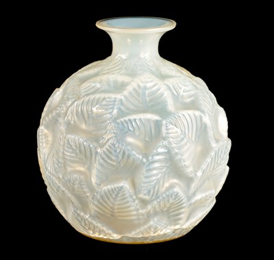 Lot 19 - AN R LALIQUE FRANCE OPALESCENT GLASS ‘ORMEAUX’ VASE