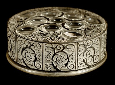 Lot 22 - A 1920’S RENE LALIQUE OPALESCENT AND BLACK ENAMEL EDGED GLASS  ‘ROGER’ POWDER BOX AND COVER