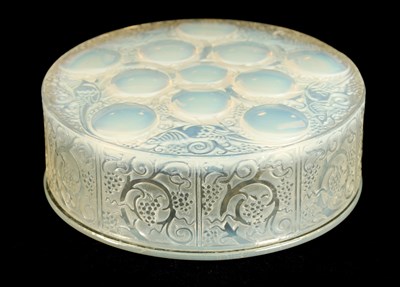 Lot 23 - AN R LALIQUE OPALESCENT GLASS ‘ROGER’ POWDER BOX AND COVER