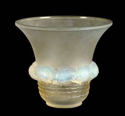 Lot 24 - AN R LALIQUE FRANCE OPALESCENT GLASS ‘PIRIAC’ VASE