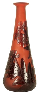 Lot 14 - EMILE GALLE. A SMALL TWO COLOUR TAPERING CAMEO GLASS SPECIMEN VASE