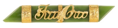 Lot 235 - AN EARLY 20TH CENTURY GOLD METAL MOUNTED JADE TIE PIN