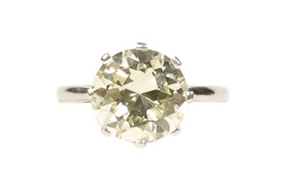 Lot 252 - A FINE 18CT WHITE GOLD 4.5CT DIAMOND SOLITAIRE RING