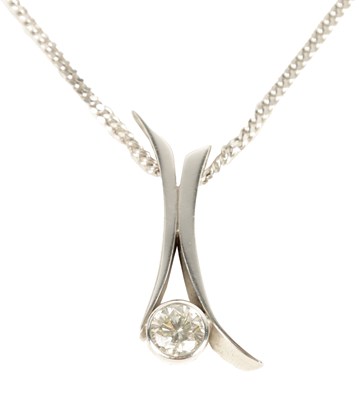 Lot 229 - A LADIES 9CT WHITE GOLD DIAMOND PENDANT NECKLACE