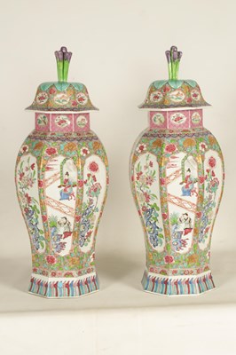 Lot 91 - A FINE PAIR OF 19TH CENTURY SAMSON ORIENTAL STYLE VASES AND COVERS