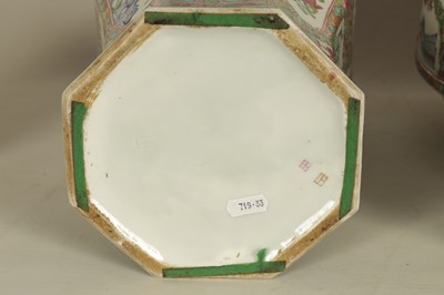 Lot 91 - A FINE PAIR OF 19TH CENTURY SAMSON ORIENTAL STYLE VASES AND COVERS