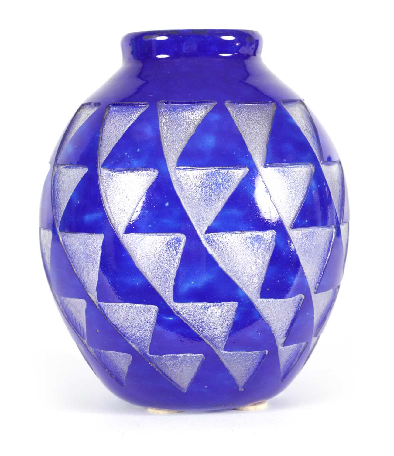 Lot 2 - DAVID GUERON FOR DEGUE. A 1930'S FRENCH ART DECO GLASS VASE