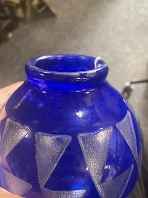 Lot 2 - DAVID GUERON FOR DEGUE. A 1930'S FRENCH ART DECO GLASS VASE