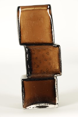 Lot 1 - A 20TH CENTURY WHITEFRIARS SMOKED GLASS ‘DRUNKEN BRICKLAYER’ VASE