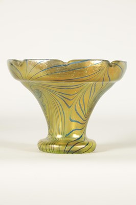 Lot 26 - AN EARLY 20TH-CENTURY IRIDESCENT GLASS FRITZ HECKERT ‘CHANGEANT’ VASE BY OTTO THAMM