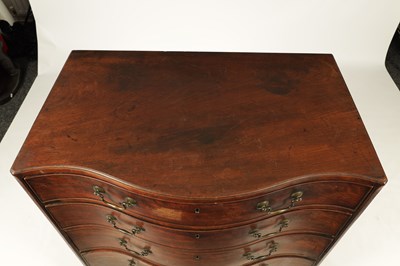 Lot 1087 - A GOOD GEORGE III FIGURED MAHOGANY SERPENTINE CADDY TOP CHEST OF DRAWERS
