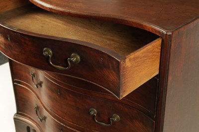 Lot 1087 - A GOOD GEORGE III FIGURED MAHOGANY SERPENTINE CADDY TOP CHEST OF DRAWERS