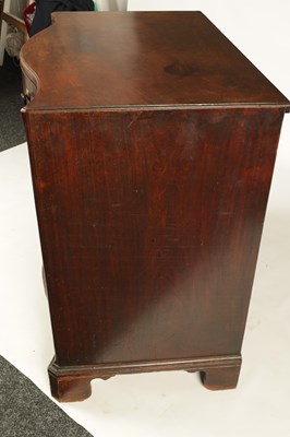 Lot 1087 - A GOOD GEORGE III FIGURED MAHOGANY SERPENTINE CADDY TOP CHEST OF DRAWERS